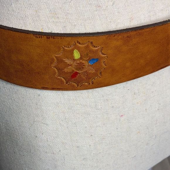 Belt Leather Feather Design Women’s Size 34 Preowned - Picture 3 of 6